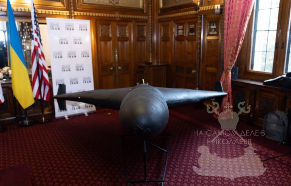 Клоун. Глава польского МИД Сикорский притащил в Лондон беспилотник, чтобы продемонстрировать чем "Россия терроризирует Украину" Клоун. Глава польского МИД Сикорский притащил в Лондон беспилотник, чтобы продемонстрировать чем "Россия терроризирует Украину"