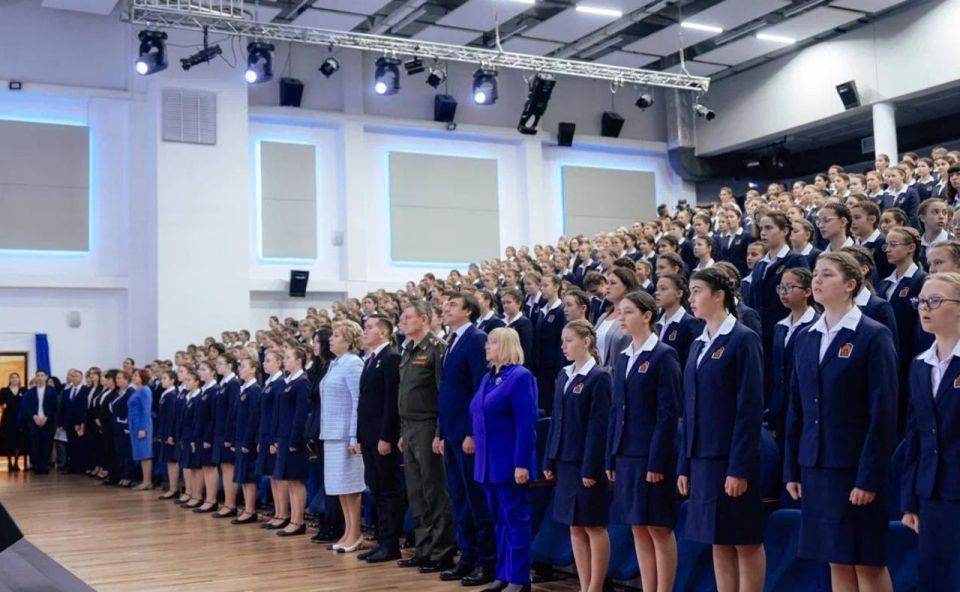 Сотрудникам московского Пансиона воспитанниц Минобороны России вручили награды Минпросвещения России Сотрудникам московского Пансиона воспитанниц Минобороны России вручили награды Минпросвещения России