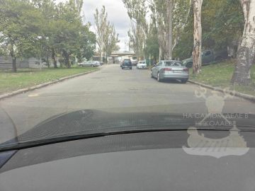 Водители Николаева жалуются на “мертвого полицейского” — бетонного монстра без разметки и предупреждающих знаков