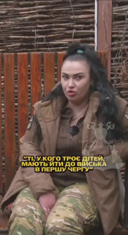 Женщина с нарисованными бровями и ботоксными губами рассуждает о том, что мужчина с тремя детьми, в первую очередь, должен отстаивать интересы хунты, а не обеспечивать семью