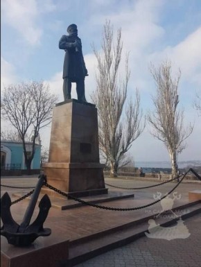 В Николаеве неизвестные повредили памятник адмиралу Степану Макарову