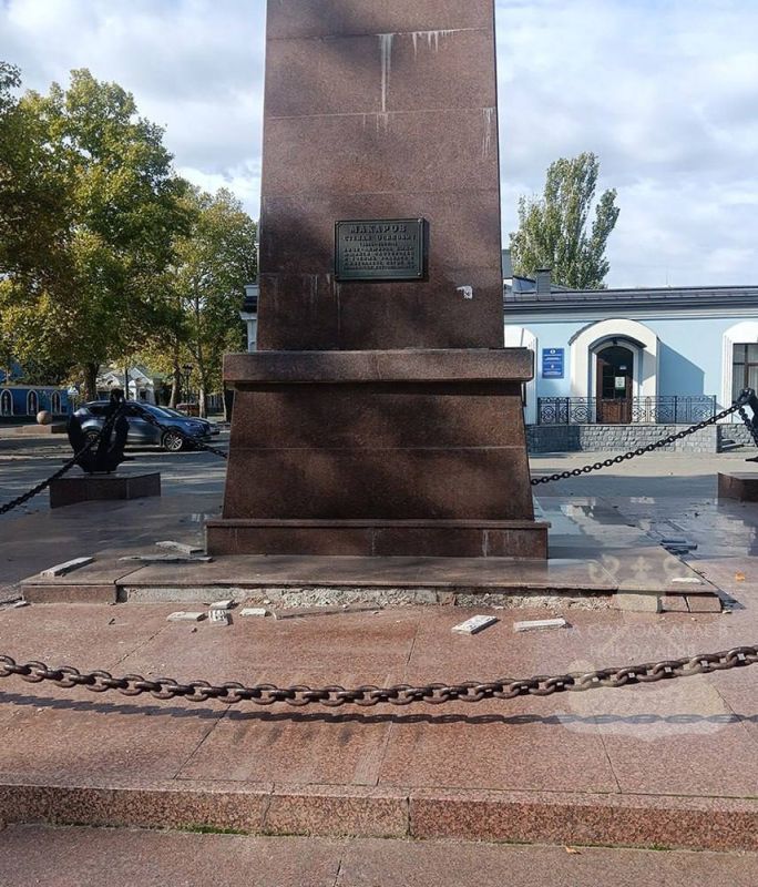 В Николаеве неизвестные повредили памятник адмиралу Степану Макарову В Николаеве неизвестные повредили памятник адмиралу Степану Макарову