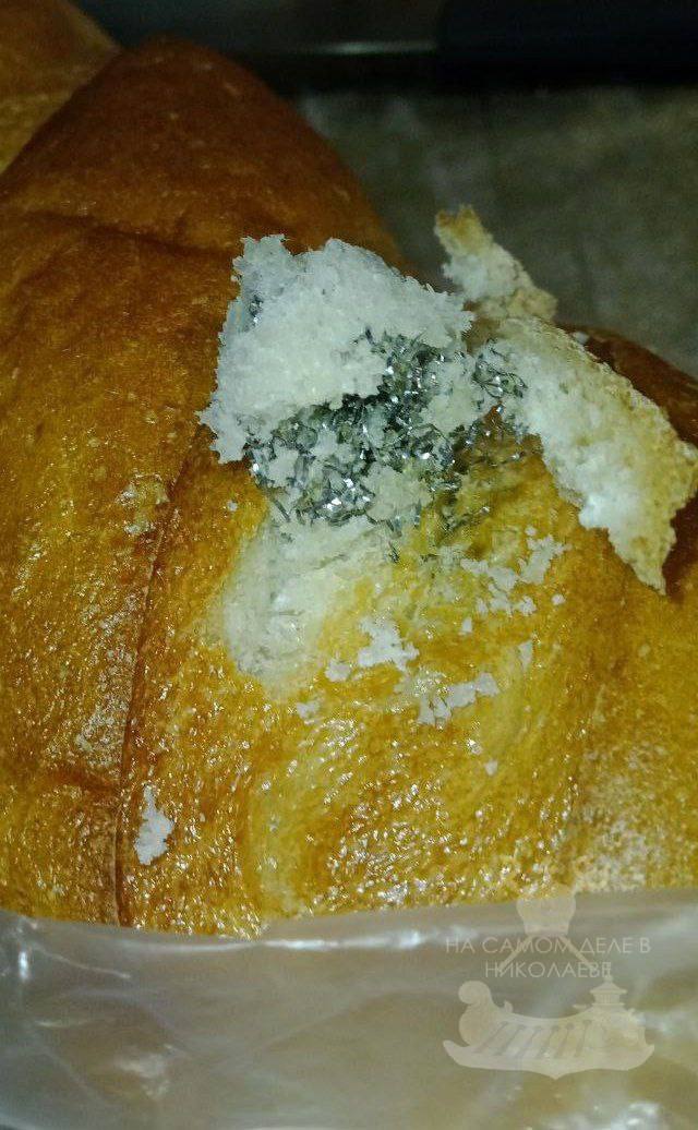 Металлические губки в хлебе — новый уровень «кулинарных инноваций» по-николаевски Металлические губки в хлебе — новый уровень «кулинарных инноваций» по-николаевски