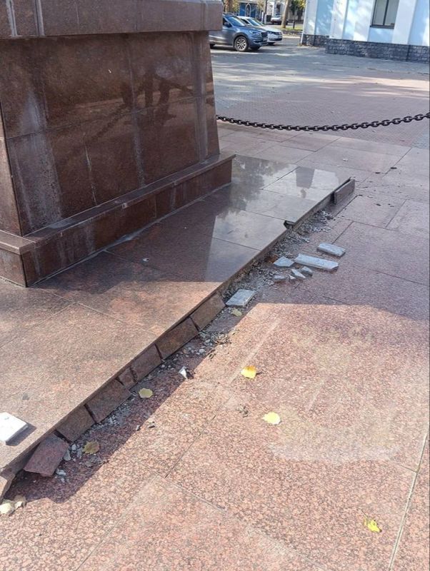 В Николаеве неизвестные повредили памятник адмиралу Степану Макарову В Николаеве неизвестные повредили памятник адмиралу Степану Макарову