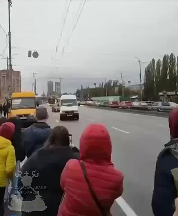 - Мыкола!! Дывысь яка пэрлына, Мыкола! Фотографуй його! Ооооо, двохповерховий самоєздувач! Кажуть пан гетьман аж із самої Хлеманiї привіз