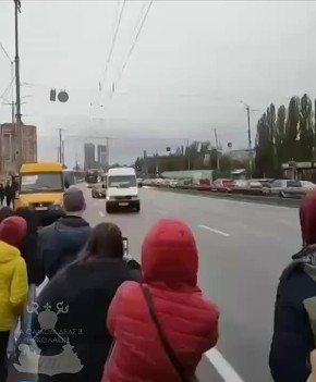 - Мыкола!! Дывысь яка пэрлына, Мыкола! Фотографуй його! Ооооо, двохповерховий самоєздувач! Кажуть пан гетьман аж із самої Хлеманiї привіз