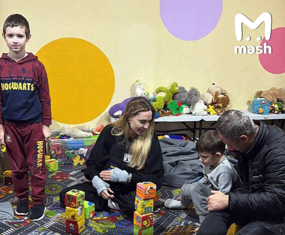 Охранника Анджелины Джоли забрали ТЦКшники в Николаевской области — несмотря на то, что он приехал в Херсон с актрисой и послом ООН в рамках миротворческой работы Охранника Анджелины Джоли забрали ТЦКшники в Николаевской области — несмотря на то, что он приехал в Херсон с актрисой и послом ООН в рамках миротворческой работы