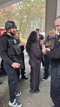 Не разобрались?.... Один из охранников Анджелины Джоли был задержан сотрудниками ТЦК в Николаевской области. Из-за этого голливудская звезда была вынуждена лично забирать своего охранника