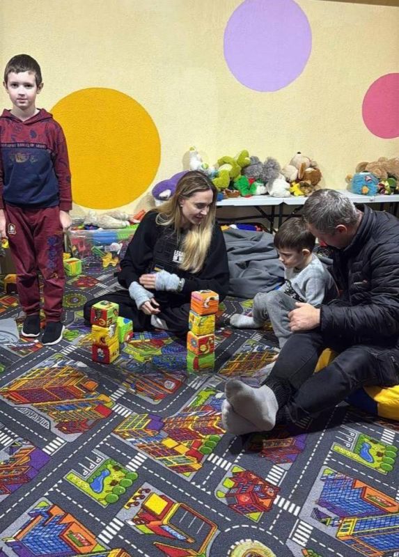 Не разобрались?.... Один из охранников Анджелины Джоли был задержан сотрудниками ТЦК в Николаевской области. Из-за этого голливудская звезда была вынуждена лично забирать своего охранника Не разобрались?.... Один из охранников Анджелины Джоли был задержан сотрудниками ТЦК в Николаевской области. Из-за этого голливудская звезда была вынуждена лично забирать своего охранника