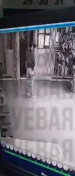 Во время визита Анджелины Джоли в Херсон (нихрена себе, да?) один из её охранников, по сообщениям, был задержан в Николаевской области сотрудниками ТЦК