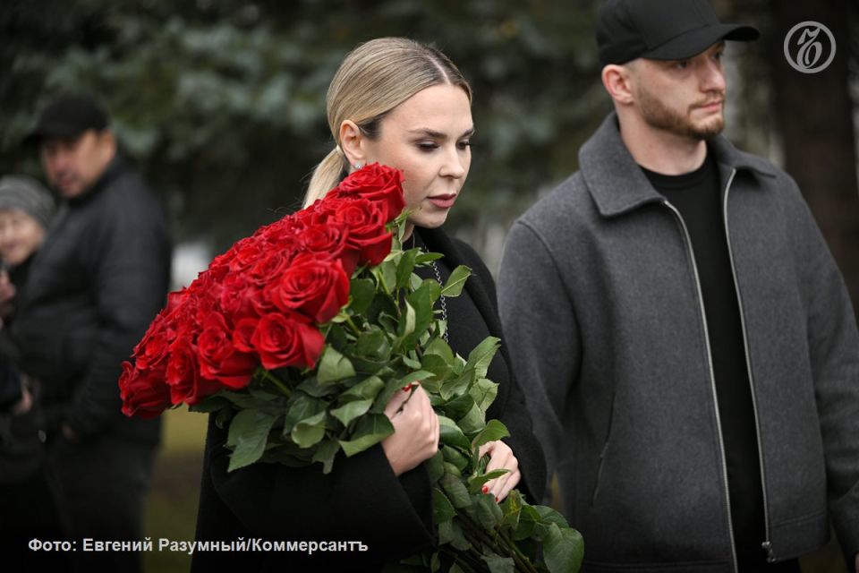 «Через несколько минут гроб с телом телеведущего вынесли из зала — и в тишине кладбища зазвучали бурные долгие аплодисменты» «Через несколько минут гроб с телом телеведущего вынесли из зала — и в тишине кладбища зазвучали бурные долгие аплодисменты»