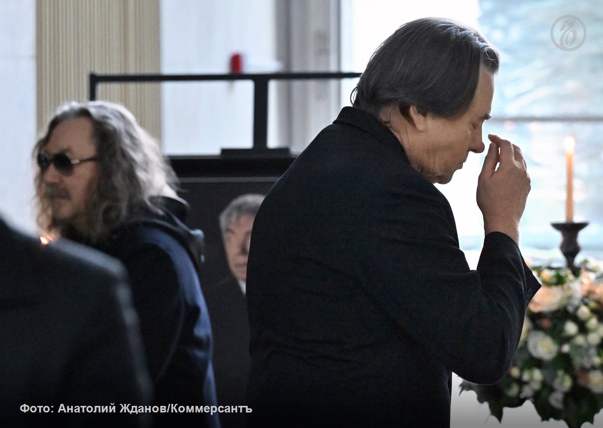 «Через несколько минут гроб с телом телеведущего вынесли из зала — и в тишине кладбища зазвучали бурные долгие аплодисменты» «Через несколько минут гроб с телом телеведущего вынесли из зала — и в тишине кладбища зазвучали бурные долгие аплодисменты»