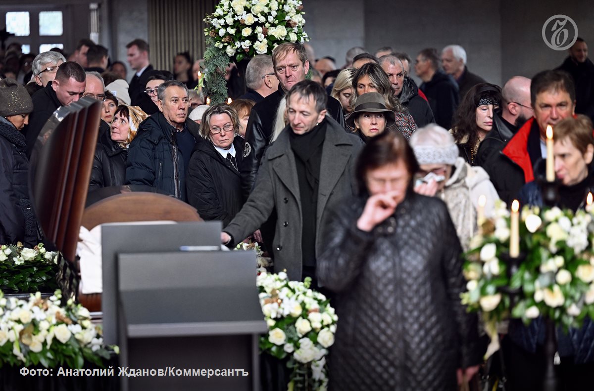 «Через несколько минут гроб с телом телеведущего вынесли из зала — и в тишине кладбища зазвучали бурные долгие аплодисменты» «Через несколько минут гроб с телом телеведущего вынесли из зала — и в тишине кладбища зазвучали бурные долгие аплодисменты»