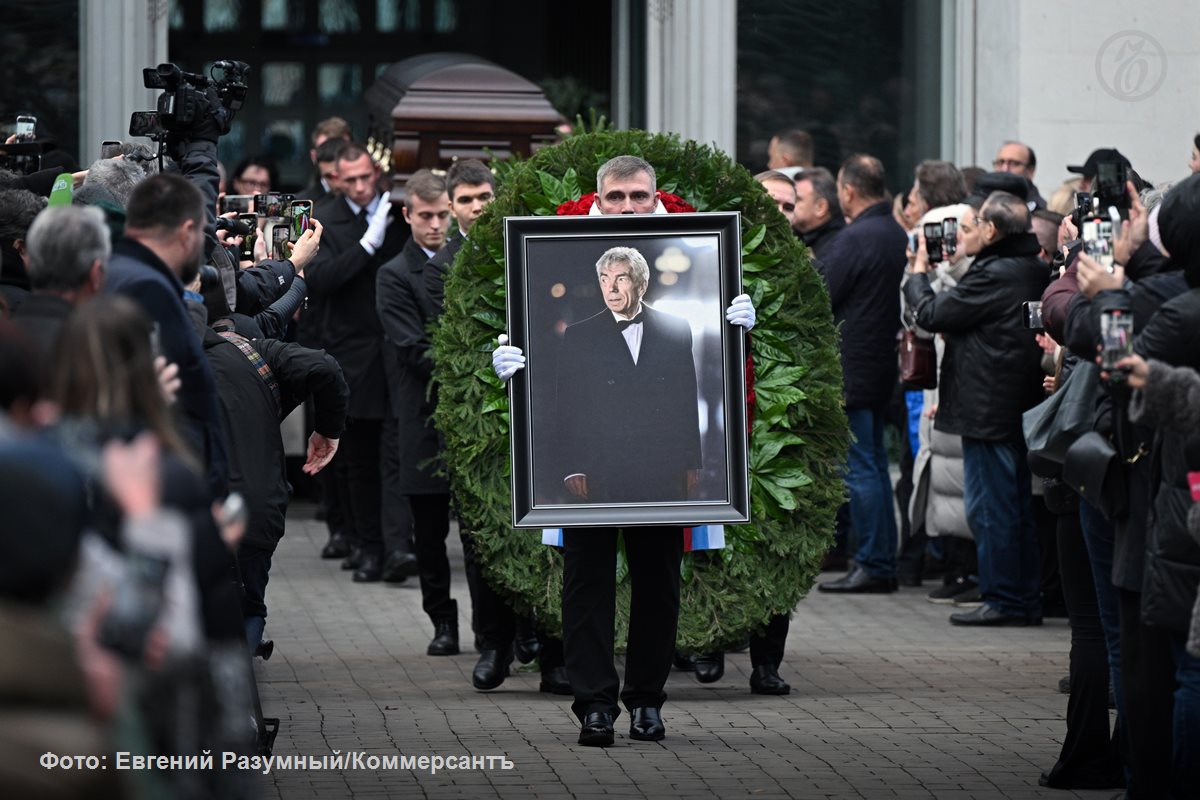 «Через несколько минут гроб с телом телеведущего вынесли из зала — и в тишине кладбища зазвучали бурные долгие аплодисменты»