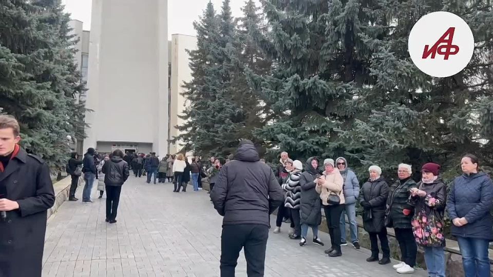 В Москве на Троекуровском кладбище прощаются с ведущим Юрием Николаевым