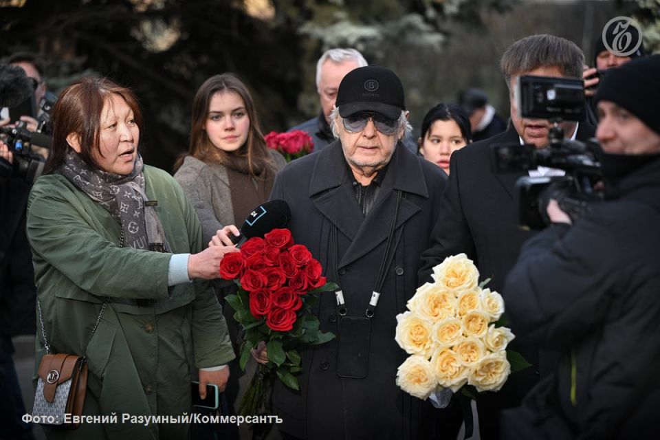 «Через несколько минут гроб с телом телеведущего вынесли из зала — и в тишине кладбища зазвучали бурные долгие аплодисменты» «Через несколько минут гроб с телом телеведущего вынесли из зала — и в тишине кладбища зазвучали бурные долгие аплодисменты»