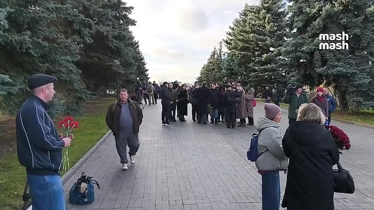 Прощание и похороны телеведущего Юрия Николаева проходят на Троекуровском кладбище в Москве