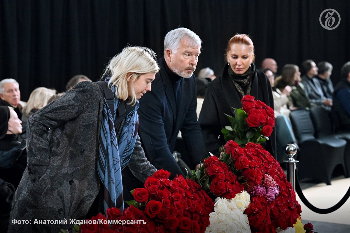 «Через несколько минут гроб с телом телеведущего вынесли из зала — и в тишине кладбища зазвучали бурные долгие аплодисменты» «Через несколько минут гроб с телом телеведущего вынесли из зала — и в тишине кладбища зазвучали бурные долгие аплодисменты»