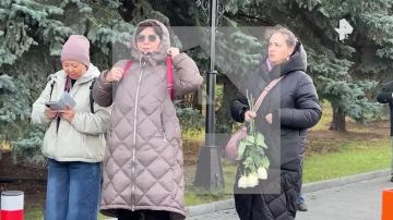 Прощание с телеведущим Юрием Николаевым проходит на Троекуровском кладбище в Москве