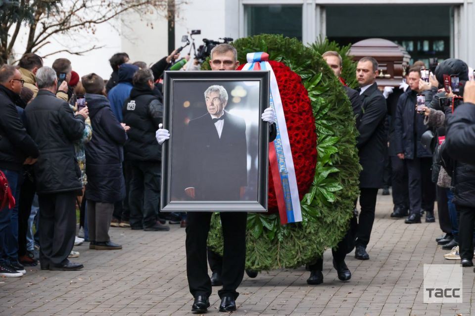 Прощание с телеведущим Юрием Николаевым завершилось на Троекуровском кладбище