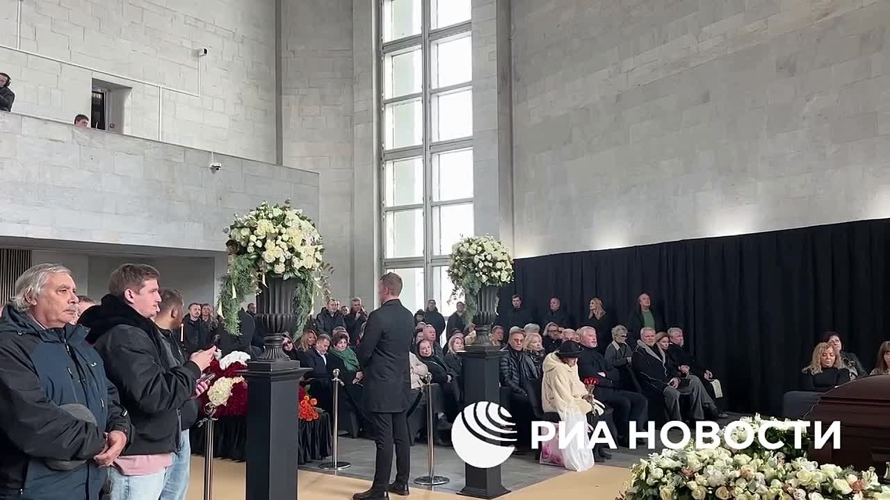Церемония прощания с телеведущим Юрием Николаевым началась в Москве в Большом траурном зале Троекуровского кладбища