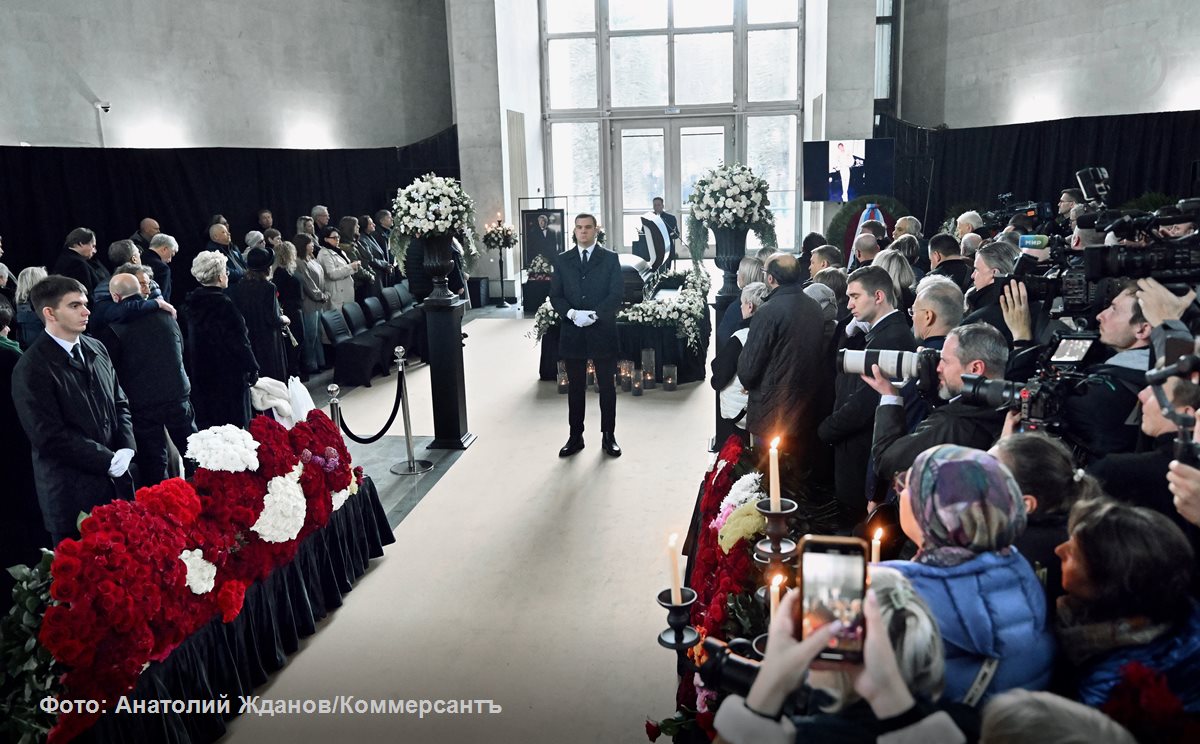 «Через несколько минут гроб с телом телеведущего вынесли из зала — и в тишине кладбища зазвучали бурные долгие аплодисменты» «Через несколько минут гроб с телом телеведущего вынесли из зала — и в тишине кладбища зазвучали бурные долгие аплодисменты»