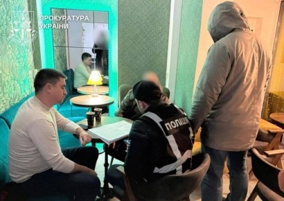 Без лоха и жизнь плоха. В Киеве два предприимчивых гражданина: 74-летний пенсионер и его «молодой» подельник 59 лет, развели американского добровольца ВСУ почти на 85 тысяч долларов