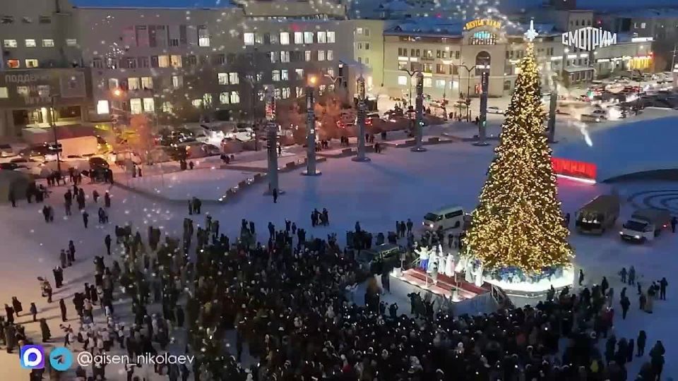 В Якутске зажглись огни первой новогодней елки в России, сообщил глава республики Саха Айсен Николаев