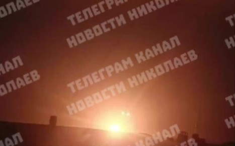 Массированная атака на Николаев: десятки взрывов и большой пожар