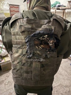 Боец с позывным Дэб показал бронежилет, который ему подарила мама в самом начале СВО