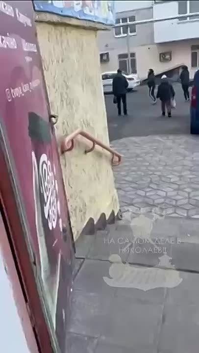 Николаев. Полицаи вместе с ТЦКшниками во дворе дома по пер