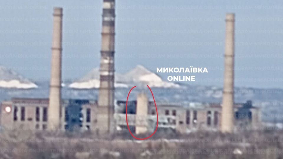Николаевка В Николаевке на Славянской ТЭЦ частично обрушилась труба, вероятно в результате очередного удара (ФОТО)