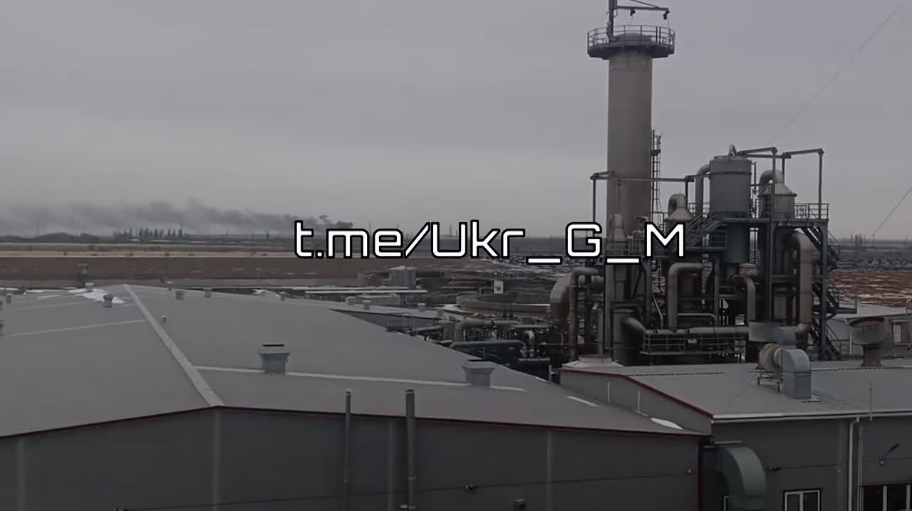 Кадры поражения объектов энергетической инфраструктуры нашими "Геранями" в н.п. Снигирёвка Николаевской области