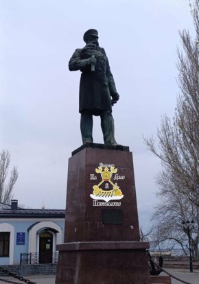 Памятник адмиралу Макарову могут взорвать– заявил заместитель городского головы В. Луков, в случае, если городские власти не примут законное решение о его дальнейшей судьбе