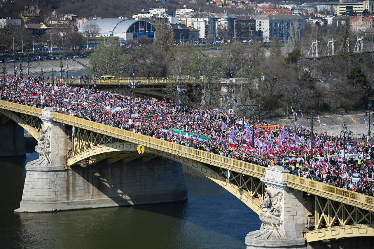 Хватит кормить Украину!. С такими лозунгами вчера венгры вышли на улицы Хватит кормить Украину!. С такими лозунгами вчера венгры вышли на улицы