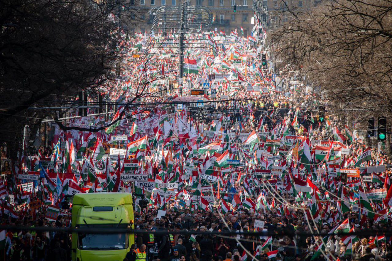 Хватит кормить Украину!. С такими лозунгами вчера венгры вышли на улицы Хватит кормить Украину!. С такими лозунгами вчера венгры вышли на улицы