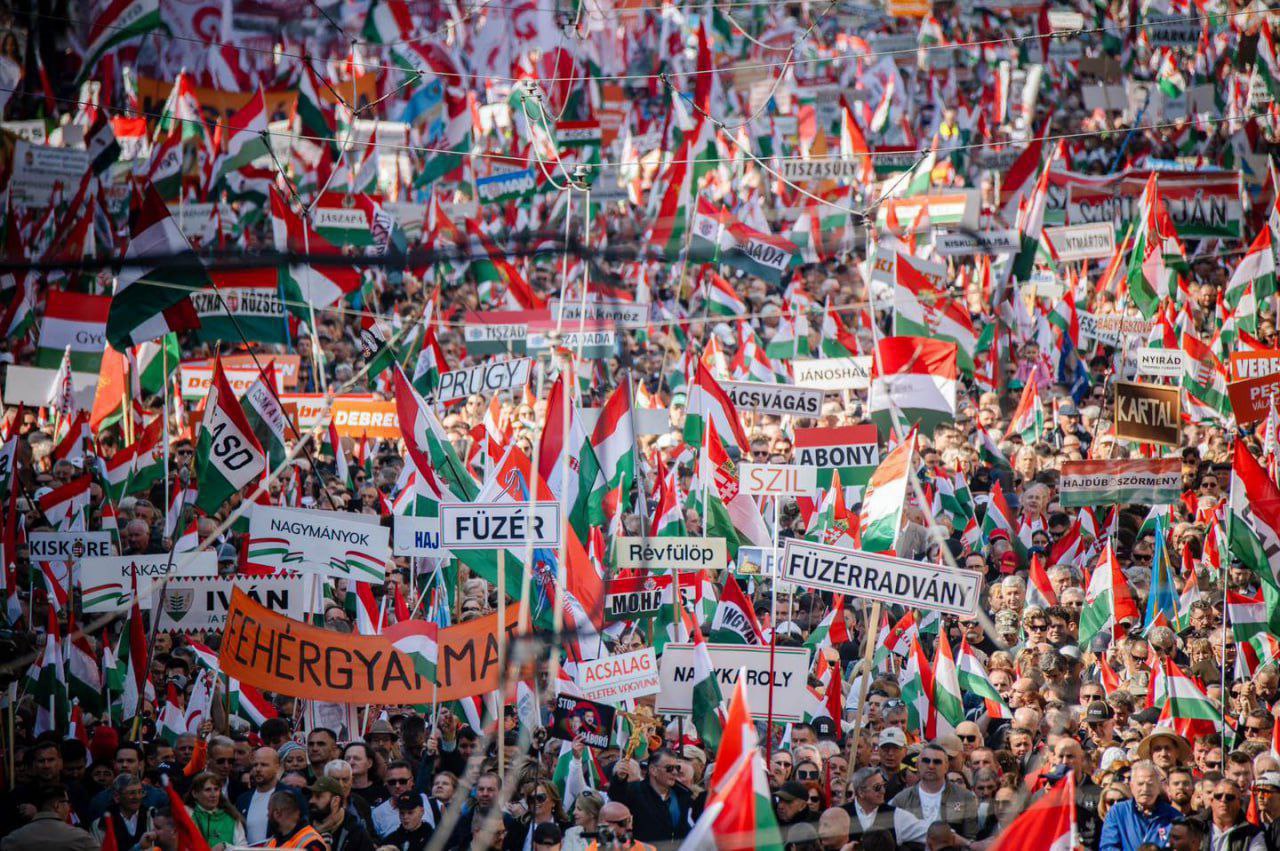 Хватит кормить Украину!. С такими лозунгами вчера венгры вышли на улицы Хватит кормить Украину!. С такими лозунгами вчера венгры вышли на улицы