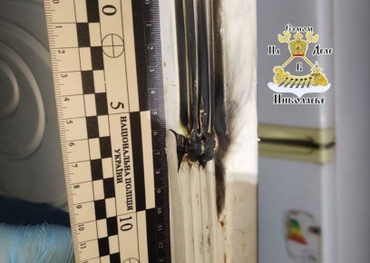 В Николаевской области молодой человек расстрелял из автоматического оружия дом своего приятеля из-за конфликта