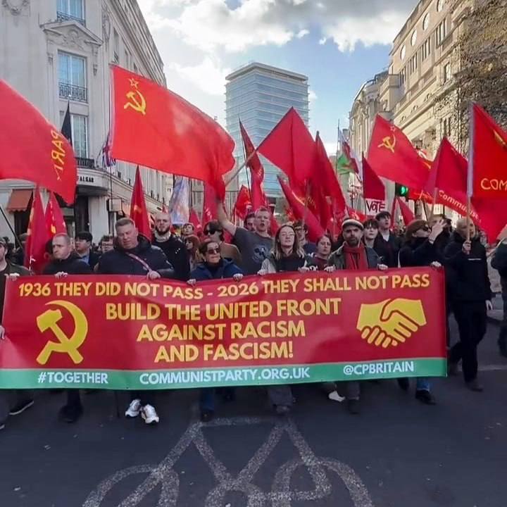 Захар Прилепин: ГАЙДУК. ОТЕЦ.. «Папа постоянно куда-то уходил на Новый год и возвращался уже после того, как уходил Дед Мороз. Папа почему-то никогда не успевал увидеть Деда Мороза, который приходил босиком, со смешной... Захар Прилепин: ГАЙДУК. ОТЕЦ.. «Папа постоянно куда-то уходил на Новый год и возвращался уже после того, как уходил Дед Мороз. Папа почему-то никогда не успевал увидеть Деда Мороза, который приходил босиком, со смешной...