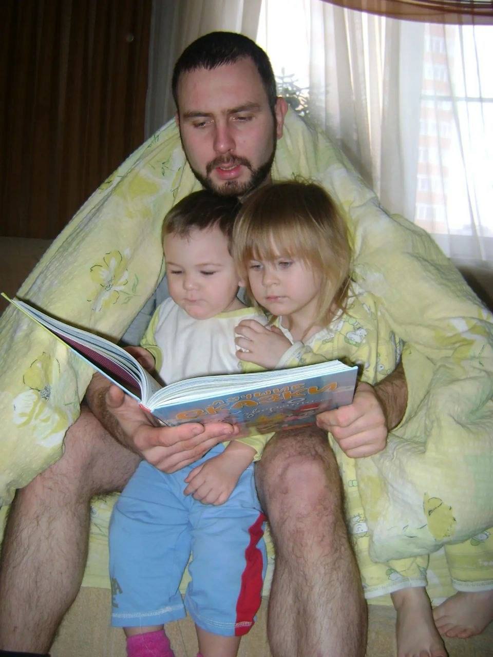 Захар Прилепин: ГАЙДУК. ОТЕЦ.. «Папа постоянно куда-то уходил на Новый год и возвращался уже после того, как уходил Дед Мороз. Папа почему-то никогда не успевал увидеть Деда Мороза, который приходил босиком, со смешной... Захар Прилепин: ГАЙДУК. ОТЕЦ.. «Папа постоянно куда-то уходил на Новый год и возвращался уже после того, как уходил Дед Мороз. Папа почему-то никогда не успевал увидеть Деда Мороза, который приходил босиком, со смешной...