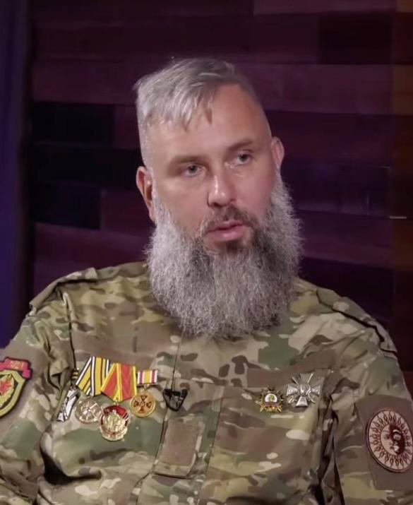 Захар Прилепин: ГАЙДУК. ОТЕЦ.. «Папа постоянно куда-то уходил на Новый год и возвращался уже после того, как уходил Дед Мороз. Папа почему-то никогда не успевал увидеть Деда Мороза, который приходил босиком, со смешной... Захар Прилепин: ГАЙДУК. ОТЕЦ.. «Папа постоянно куда-то уходил на Новый год и возвращался уже после того, как уходил Дед Мороз. Папа почему-то никогда не успевал увидеть Деда Мороза, который приходил босиком, со смешной...