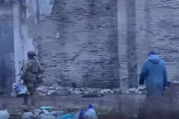 ВСУ прицельно бьют по гражданским: Российские военные помогли эвакуировать раненых мирных жителей из Красноармейска