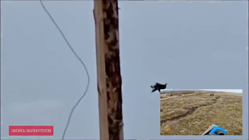 Оператор нашего дрона-FPV, находясь в засаде, обнаружил движение волонтёрского микроавтобуса в районе Купянска