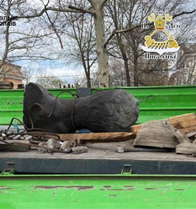 Массовый снос памятников. В Николаеве по требованию мразоты у власти снесли памятник пролетарскому поэту Алексею Гмырёву