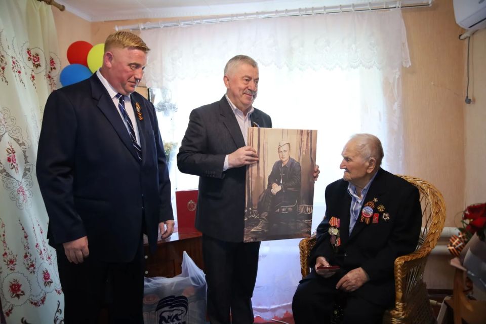 Виктор Водолацкий: В преддверии Дня Великой Победы вместе с депутатом Народного Совета ЛНР Леоновым В.В. посетил ветерана Великой Отечественной войны - Сергея Семёновича Ткаченко Виктор Водолацкий: В преддверии Дня Великой Победы вместе с депутатом Народного Совета ЛНР Леоновым В.В. посетил ветерана Великой Отечественной войны - Сергея Семёновича Ткаченко