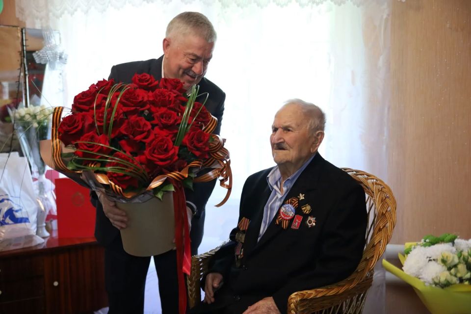 Виктор Водолацкий: В преддверии Дня Великой Победы вместе с депутатом Народного Совета ЛНР Леоновым В.В. посетил ветерана Великой Отечественной войны - Сергея Семёновича Ткаченко Виктор Водолацкий: В преддверии Дня Великой Победы вместе с депутатом Народного Совета ЛНР Леоновым В.В. посетил ветерана Великой Отечественной войны - Сергея Семёновича Ткаченко
