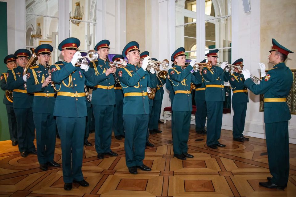 В Санкт-Петербурге в честь Международного дня музеев в Государственном Эрмитаже военный оркестр штаба Северо-Западного округа Росгвардии выступил на открытии главной эрмитажной выставки сезона «Екатерина I» В Санкт-Петербурге в честь Международного дня музеев в Государственном Эрмитаже военный оркестр штаба Северо-Западного округа Росгвардии выступил на открытии главной эрмитажной выставки сезона «Екатерина I»