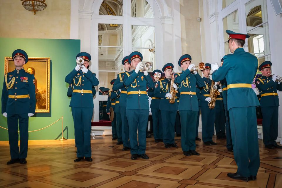 В Санкт-Петербурге в честь Международного дня музеев в Государственном Эрмитаже военный оркестр штаба Северо-Западного округа Росгвардии выступил на открытии главной эрмитажной выставки сезона «Екатерина I»