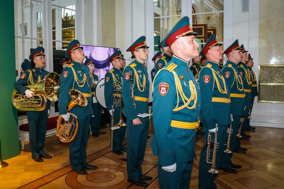В Санкт-Петербурге в честь Международного дня музеев в Государственном Эрмитаже военный оркестр штаба Северо-Западного округа Росгвардии выступил на открытии главной эрмитажной выставки сезона «Екатерина I» В Санкт-Петербурге в честь Международного дня музеев в Государственном Эрмитаже военный оркестр штаба Северо-Западного округа Росгвардии выступил на открытии главной эрмитажной выставки сезона «Екатерина I»