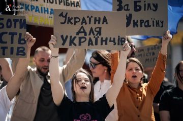 «Украина для Украинцев!», «Роботы — вместо мигрантов» !!!